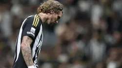 Lyanco, jogador do Atlético-MG, lamenta durante partida contra o Santos no estadio Arena MRV pelo campeonato Brasileiro A 2025. Foto: Gilson Lobo/AGIF