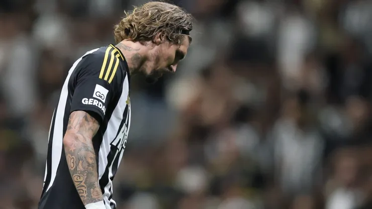 Lyanco, jogador do Atlético-MG, lamenta durante partida contra o Santos no estadio Arena MRV pelo campeonato Brasileiro A 2025. Foto: Gilson Lobo/AGIF