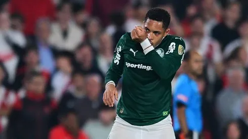 Vitor Roque atuando pelo Palmeiras - Foto: Marcelo Endelli/Getty Images)