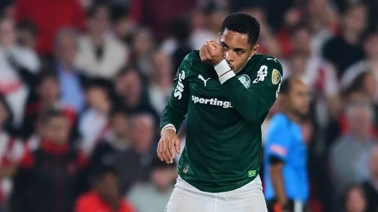 Vitor Roque atuando pelo Palmeiras - Foto: Marcelo Endelli/Getty Images)