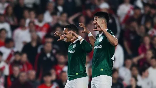 Vitor Roque é Flaco Lopez comemoram. (Photo by Marcelo Endelli/Getty Images)