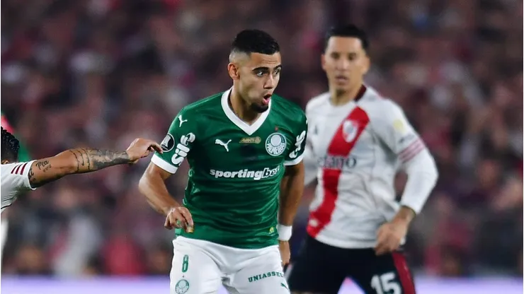 BUENOS AIRES, ARGENTINA - SEPTEMBER 17: Richard Rios of Palmeiras is challenged by Enzo Pérez of River Plate during the Copa CONMEBOL Libertadores 2025 Quarter-final first-leg match between River Plate and Palmeiras at Estadio Más Monumental Antonio Vespucio Liberti on September 17, 2025 in Buenos Aires, Argentina. (Photo by Marcelo Endelli/Getty Images)