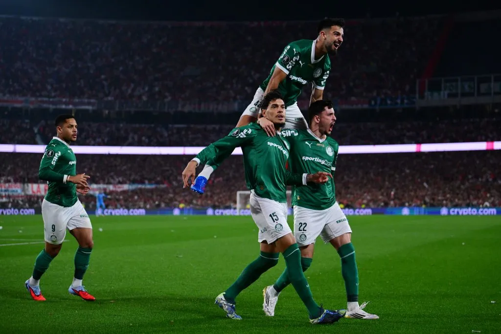 BUENOS AIRES, ARGENTINA – SEPTEMBER 17: Gustavo Gomez of Palmeiras celebrates after scoring the team’s first goal with teammates during the Copa CONMEBOL Libertadores 2025 Quarter-final first-leg match between River Plate and Palmeiras at Estadio Más Monumental Antonio Vespucio Liberti on September 17, 2025 in Buenos Aires, Argentina. (Photo by Marcelo Endelli/Getty Images)