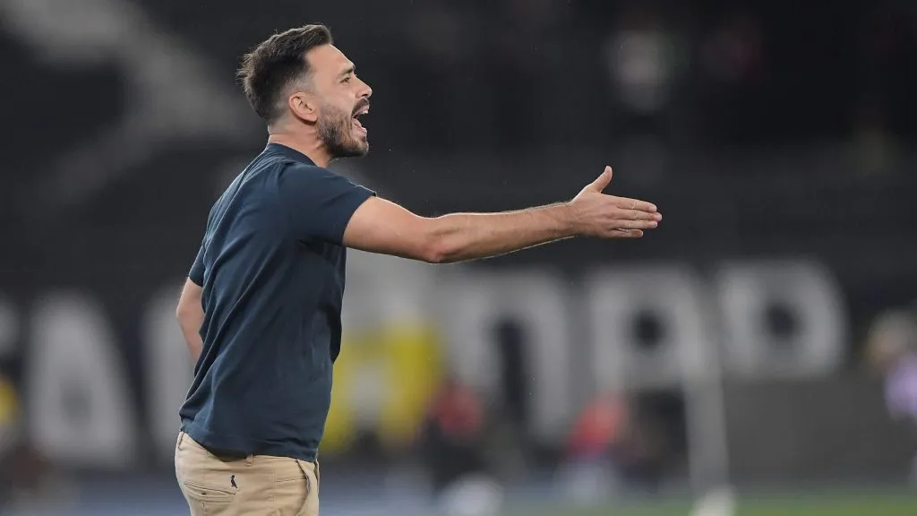Davide Ancelotti tecnico do Botafogo durante partida contra o Mirassol no estadio Engenhao pelo campeonato Brasileiro A 2025. Foto: Thiago Ribeiro/AGIF