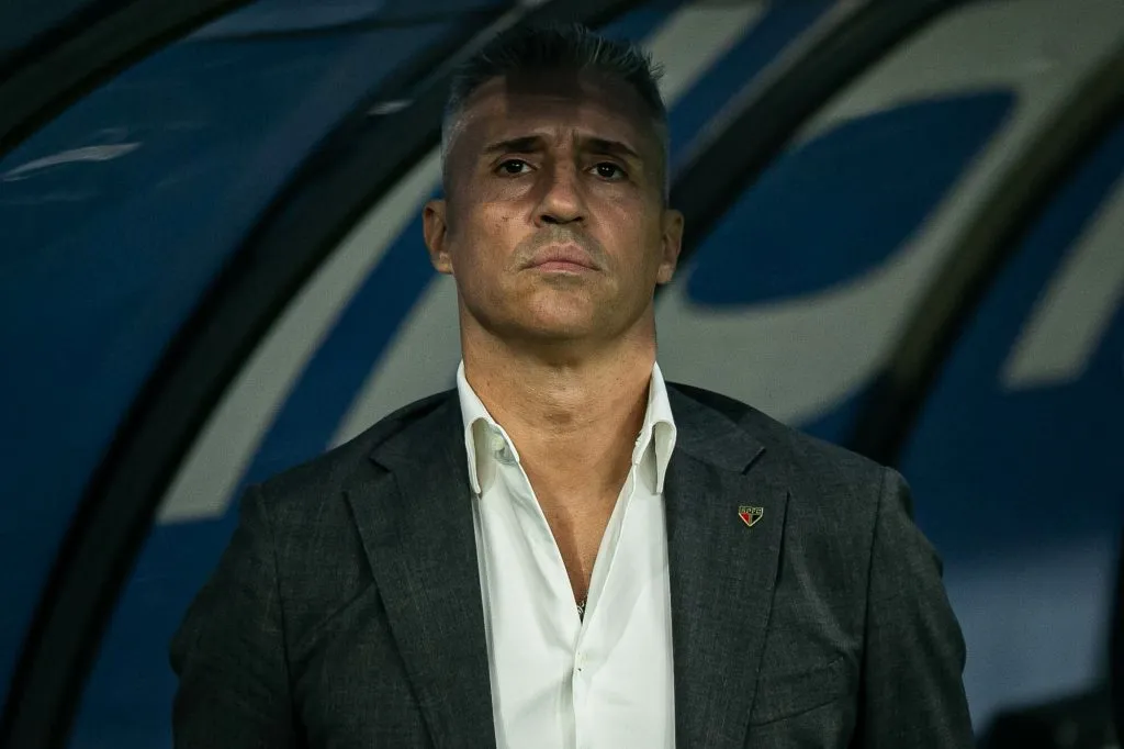 Crespo tecnico do Sao Paulo durante partida contra o Cruzeiro no estadio Mineirao pelo campeonato Brasileiro A 2025. Foto: Fernando Moreno/AGIF