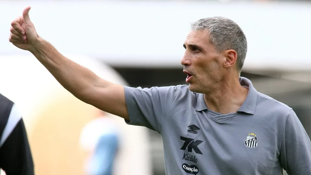 Juan Pablo Vojvoda vem trabalhando em busca da melhor formação tática – Foto: Mauricio De Souza/AGIF