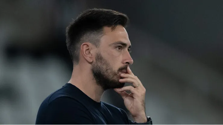 RJ - RIO DE JANEIRO - 30/08/2025 - BRASILEIRO A 2025, BOTAFOGO X BRAGANTINO - Davide Ancelotti tecnico do Botafogo durante partida contra o Bragantino no estadio Engenhao pelo campeonato Brasileiro A 2025.