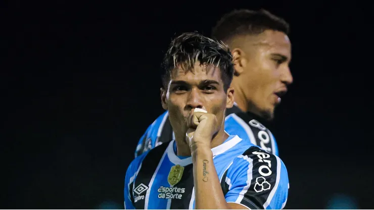 Arezo comemorando gol pelo Imortal.