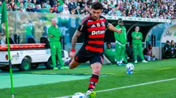 Arrascaeta jogador do Flamengo durante partida contra o Juventude no estadio Alfredo Jaconi pelo campeonato Brasileiro A 2025. Foto: Luiz Erbes/AGIF