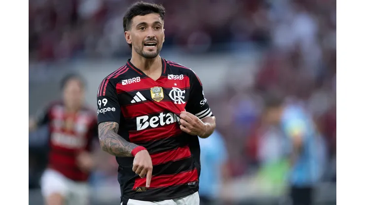Arrascaeta vivie fase protagonista com a 10 do Flamengo e supera nomes com números. Foto: Jorge Rodrigues/AGIF