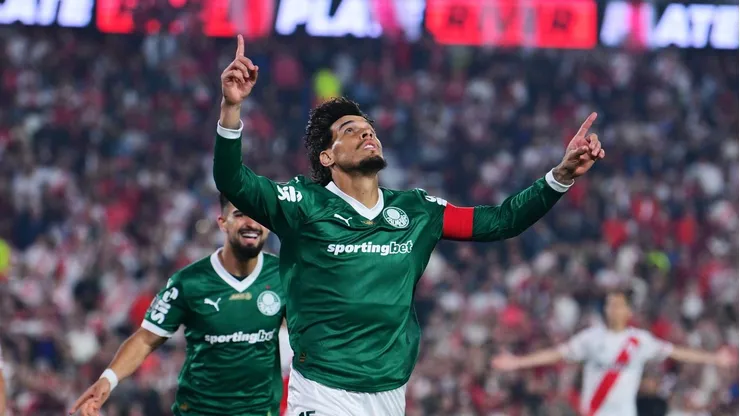 Gustavo Gómez comemorando um gol. (Photo by Marcelo Endelli/Getty Images)