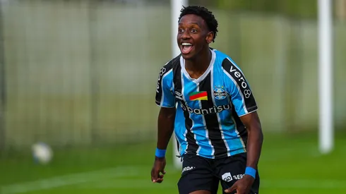 Gabriel Mec comemora gol pela base do Grêmio (Lucas Uebel/Grêmio FBPA)