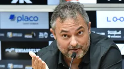 Mattos durante coletiva de imprensa na Vila Belmiro.