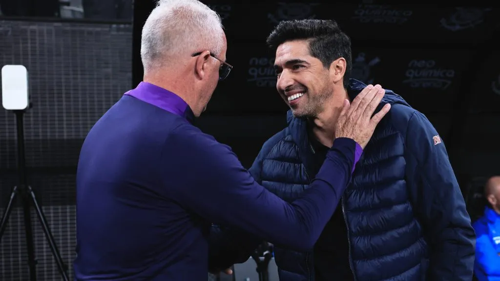 Dorival Junior tecnico do Corinthians cumprimenta Abel Ferreira tecnico do Palmeiras durante partida contra o Palmeiras no estadio Arena Corinthians pelo campeonato Brasileiro A 2025. Foto: Ettore Chiereguini/AGIF