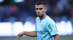 Andreas Pereira jogador do Palmeiras durante aquecimento antes da partida contra o Internacional no estadio Arena Allianz Parque pelo campeonato Brasileiro A 2025. Foto: Ettore Chiereguini/AGIF