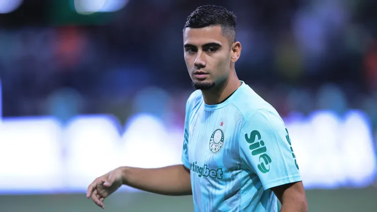 Andreas Pereira jogador do Palmeiras durante aquecimento antes da partida contra o Internacional no estadio Arena Allianz Parque pelo campeonato Brasileiro A 2025. Foto: Ettore Chiereguini/AGIF