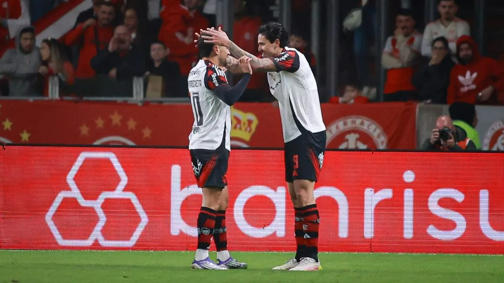 Pedro jogador do Flamengo comemora seu gol com Giorgian De Arrascaeta jogador da sua equipe durante partida contra o Internacional no estadio Beira-Rio pelo campeonato Brasileiro A 2025. Foto: Maxi Franzoi/AGIF