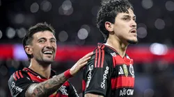 Pedro jogador do Flamengo comemora seu gol com Arrascaeta jogador da sua equipe durante partida contra o Vitoria no estadio Maracana pelo campeonato Brasileiro A 2025. Foto: Thiago Ribeiro/AGIF
