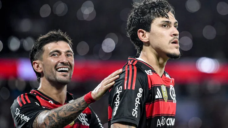 Pedro jogador do Flamengo comemora seu gol com Arrascaeta jogador da sua equipe durante partida contra o Vitoria no estadio Maracana pelo campeonato Brasileiro A 2025. Foto: Thiago Ribeiro/AGIF