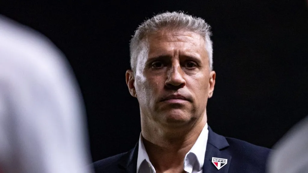 Foto: Rafael Vieira/AGIF – Crespo adota esquema com três zagueiros e três volantes contra a LDU.