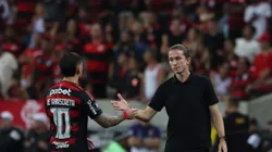 Filipe Luís ao lado de Arrasca em jogo no Maracanã.