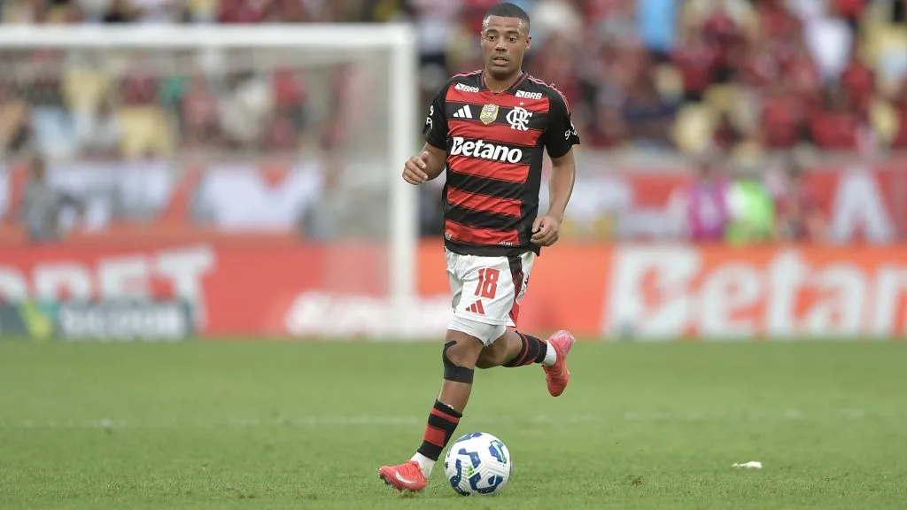  De la Cruz jogador do Flamengo durante partida contra o Gremio no estadio Maracana pelo campeonato Brasileiro A 2025. Foto: Thiago Ribeiro/AGIF