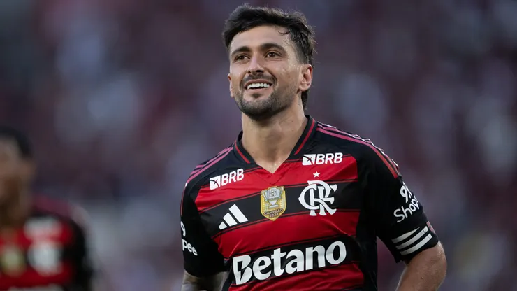 RJ - RIO DE JANEIRO - 31/08/2025 - BRASILEIRO A 2025, FLAMENGO X GREMIO - Arrascaeta jogador do Flamengo comemora seu gol durante partida contra o Gremio no estadio Maracana pelo campeonato Brasileiro A 2025. Foto: Jorge Rodrigues/AGIF