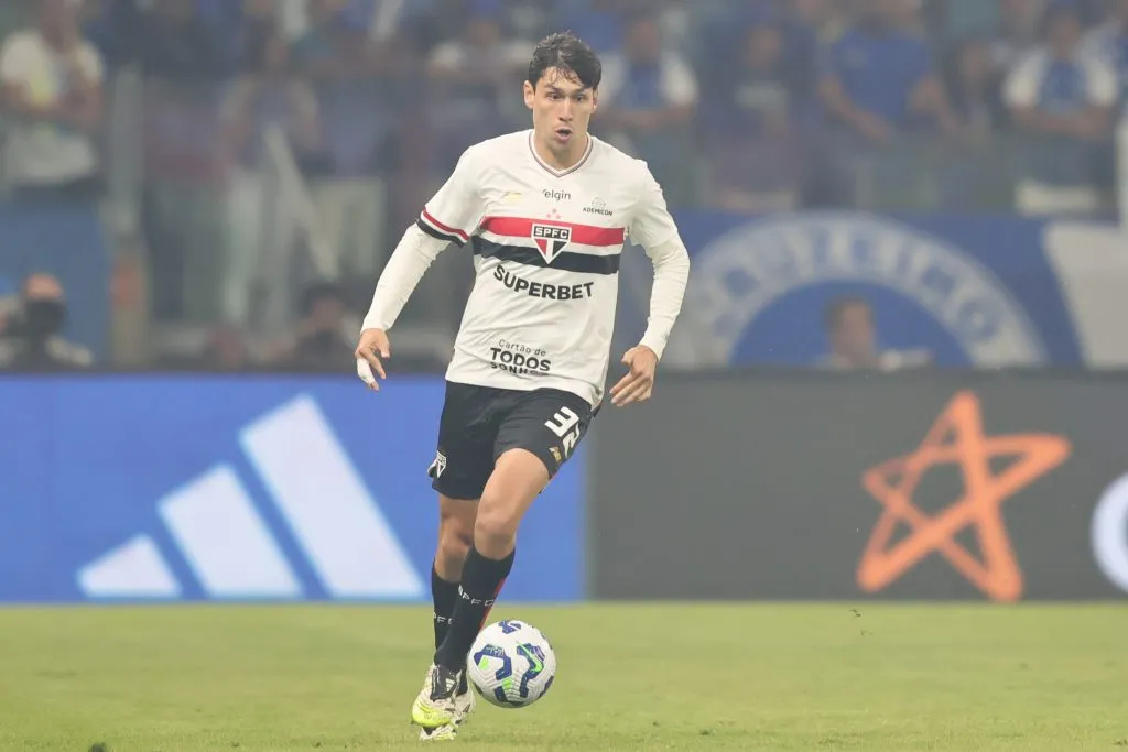 Foto: Gilson Lobo/AGIF – Ferraresi foi cobrado pelo lateral Cédric após gol sofrido.