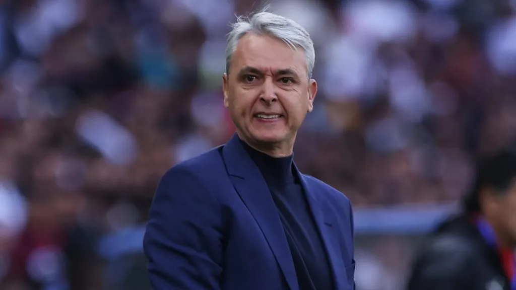 Tiago Nunes durante LDU x São Paulo (Photo by Franklin Jacome/Getty Images)