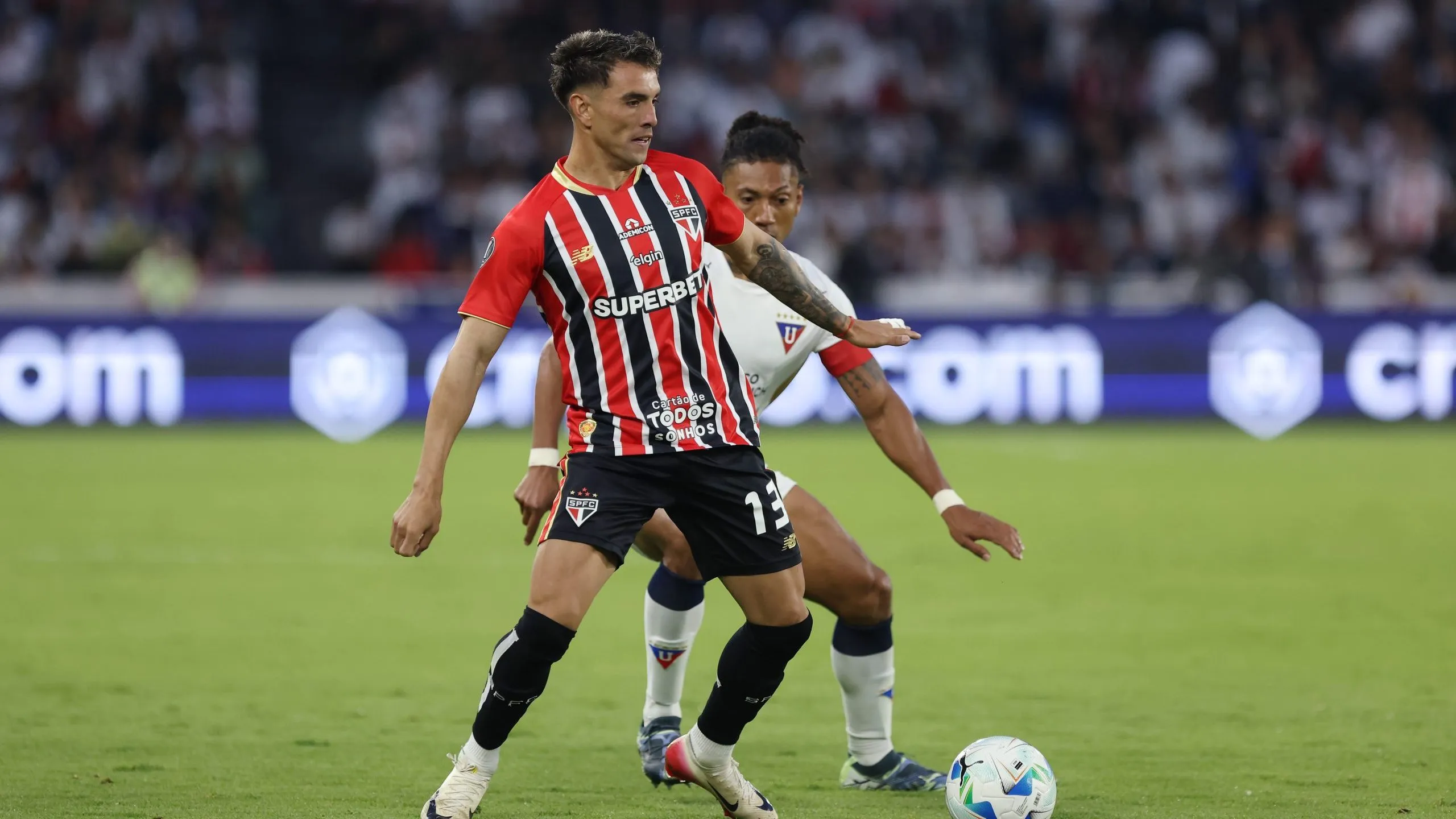 Enzo Díaz atuando em São Paulo x LDU (Photo by Franklin Jacome/Getty Images)