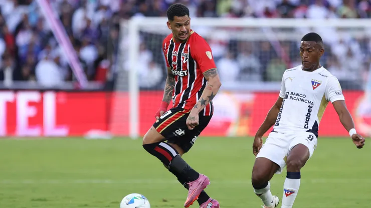 Luciano atuando em LDU e São Paulo (Photo by Franklin Jacome/Getty Images)