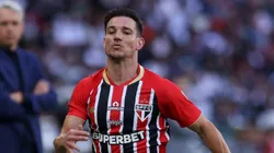 Cédric Soares suportou mal-estar na altitude de Quito por meio tempo, mas foi substituído no intervalo