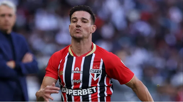 Cédric Soares suportou mal-estar na altitude de Quito por meio tempo, mas foi substituído no intervalo