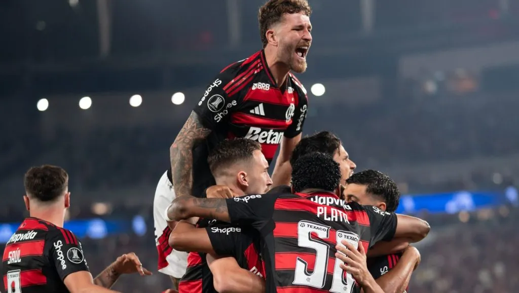 Pedro jogador do Flamengo comemora seu gol com jogadores do seu time durante partida contra o Estudiantes no estadio Maracana pelo campeonato Copa Libertadores 2025. Foto: Jorge Rodrigues/AGIF