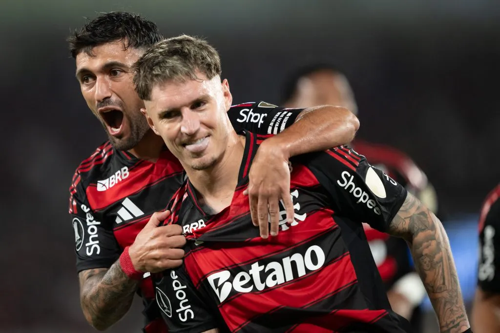 Guillermo Varela, um dos melhores em campo, comemora gol com Arrascaeta – Foto: Jorge Rodrigues/AGIF