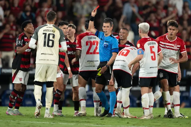 Plata, jogador do Flamengo, recebe cartao vermelho do arbitro durante partida contra o Estudiantes no estadio Maracana pelo campeonato Copa Libertadores 2025. Foto: Jorge Rodrigues/AGIF