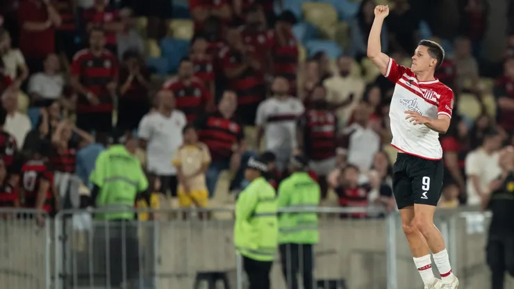 Carrillo, jogador do Estudiantes, comemora seu gol durante partida contra o Flamengo no estadio Maracana pelo campeonato Copa Libertadores 2025. Foto: Jorge Rodrigues/AGIF