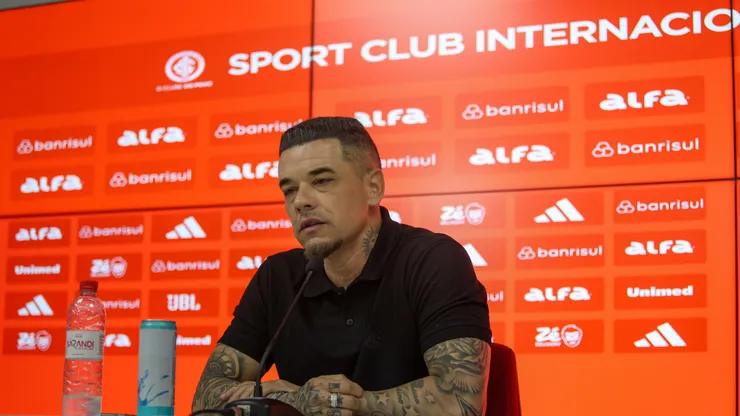 D'Alessandro, diretor esportivo do Internacional, durante entrevista coletiva