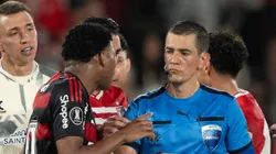 RJ - RIO DE JANEIRO - 18/09/2025 - COPA LIBERTADORES 2025, FLAMENGO X ESTUDIANTES - O arbitro Andres Rojas durante partida entre Flamengo e Estudiantes no estadio Maracana pelo campeonato Copa Libertadores 2025.