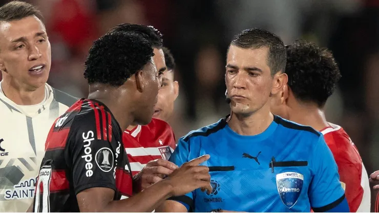RJ - RIO DE JANEIRO - 18/09/2025 - COPA LIBERTADORES 2025, FLAMENGO X ESTUDIANTES - O arbitro Andres Rojas durante partida entre Flamengo e Estudiantes no estadio Maracana pelo campeonato Copa Libertadores 2025.