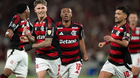 Varela jogador do Flamengo comemora seu gol com jogadores do seu time durante partida contra o Estudiantes no estadio Maracana pelo campeonato Copa Libertadores 2025. Foto: Jorge Rodrigues/AGIF
