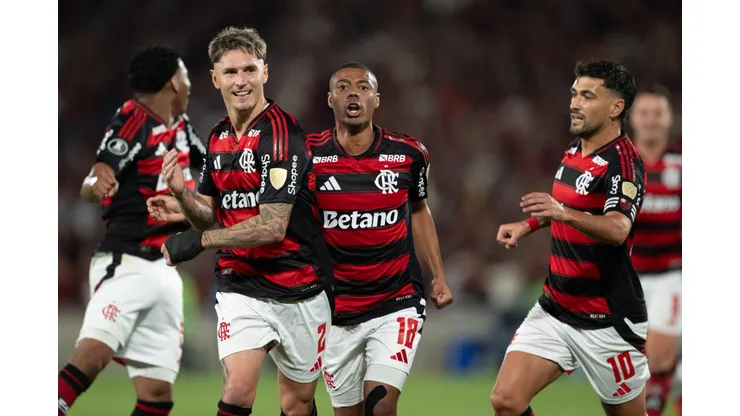 Varela jogador do Flamengo comemora seu gol com jogadores do seu time durante partida contra o Estudiantes no estadio Maracana pelo campeonato Copa Libertadores 2025. Foto: Jorge Rodrigues/AGIF