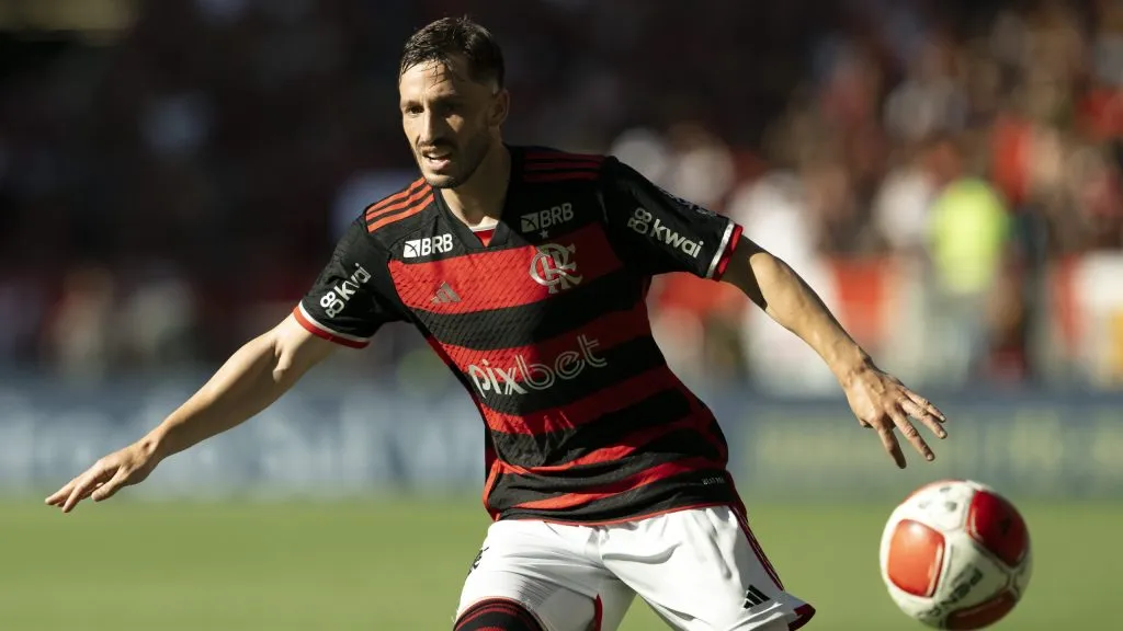 Matías Viña faz revelação sobre a arbitragem e acaba surpreendendo – Foto: Jorge Rodrigues/AGIF