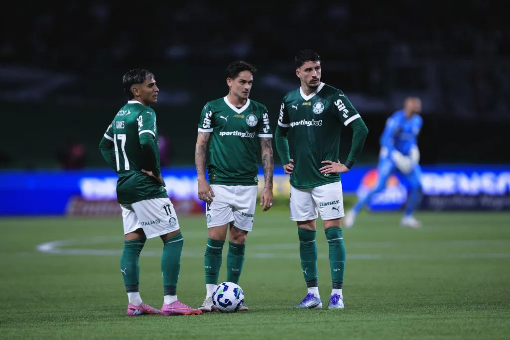 Jogadores do Palmeiras durante partida contra o Internacional no estadio Arena Allianz Parque pelo campeonato Brasileiro A 2025. Foto: Ettore Chiereguini/AGIF