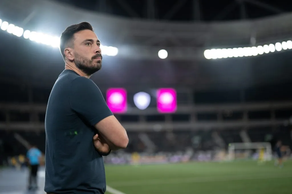 Davide Ancelotti tecnico do Botafogo durante partida contra o Mirassol no estadio Engenhao pelo Campeonato Brasileiro A 2025. Foto: Jorge Rodrigues/AGIF