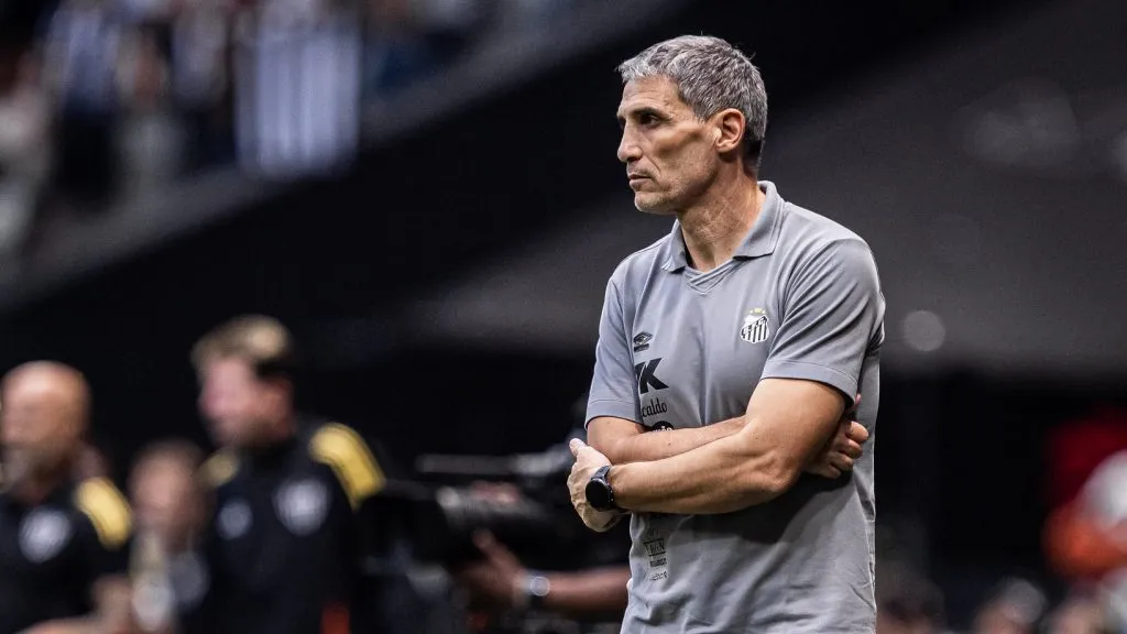 Vojvoda vem surpreendendo nos bastidores do Santos