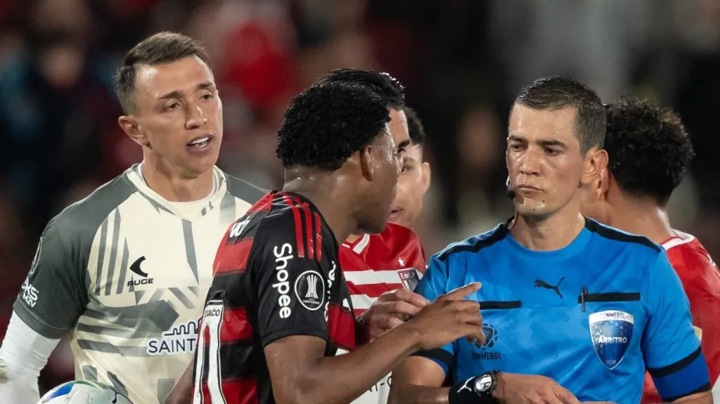 Foto: Jorge Rodrigues/AGIF – Fla saiu na bronca com Andrés Rojas no duelo pela Libertadores.