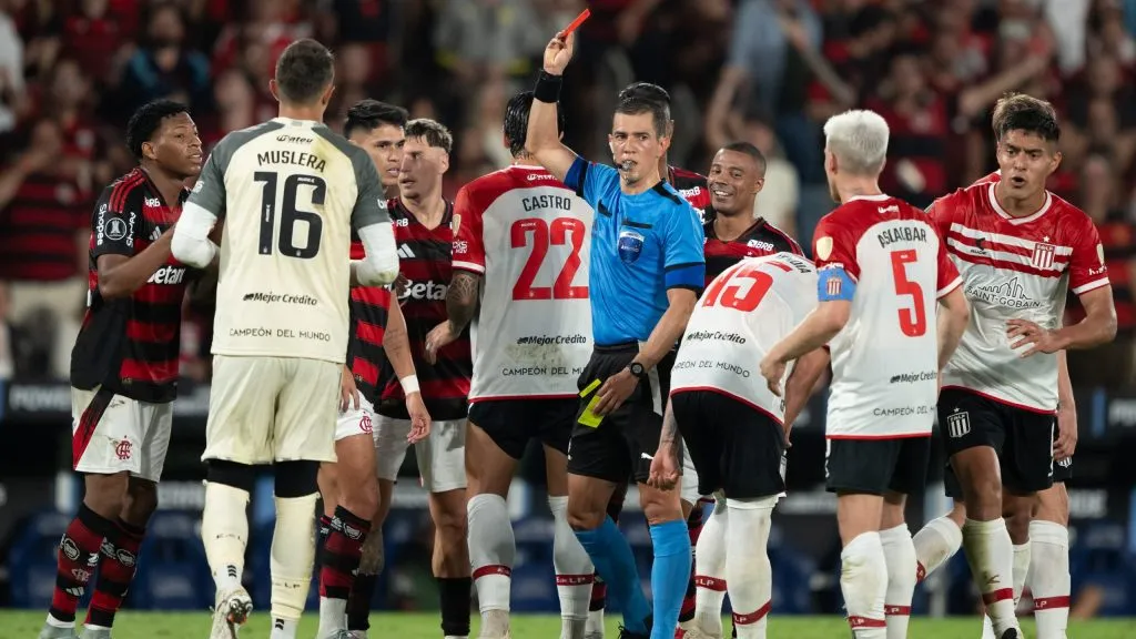 Plata jogador do Flamengo recebe cartao vermelho do arbitro durante partida contra o Estudiantes no estadio Maracana pelo campeonato Copa Libertadores 2025. Foto: Jorge Rodrigues/AGIF