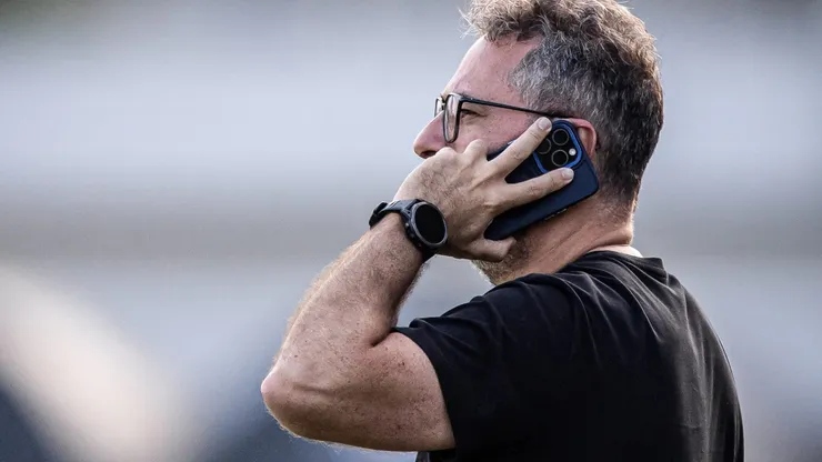 Diretor segue trabalhando duro - Foto: Raul Baretta/Santos FC.