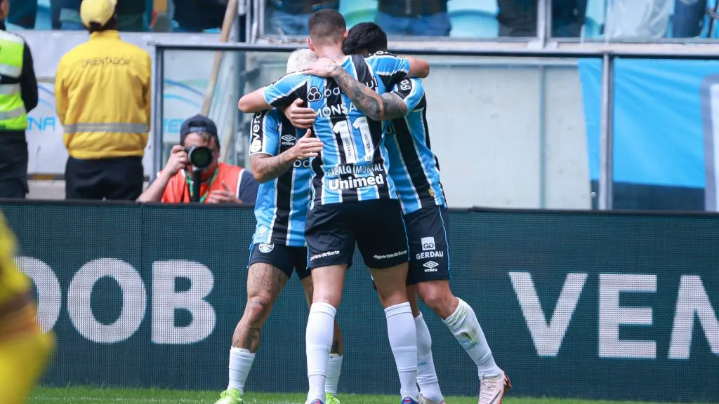 Franco Cristaldo jogador do Gremio comemora seu gol com jogadores do seu time durante partida contra o Atletico-MG no estadio Arena do Gremio pelo campeonato Brasileiro A 2024. Foto: Maxi Franzoi/AGIF